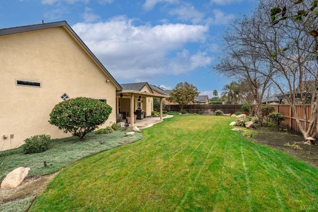 297 W Harold Griswold Way, Hanford, CA 93230