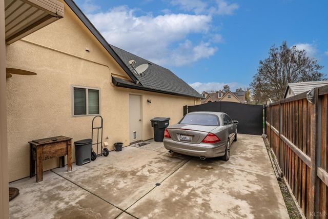 297 W Harold Griswold Way, Hanford, CA 93230