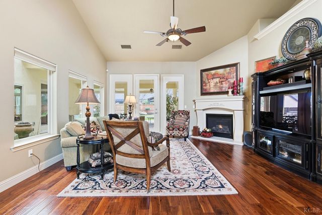 297 W Harold Griswold Way, Hanford, CA 93230