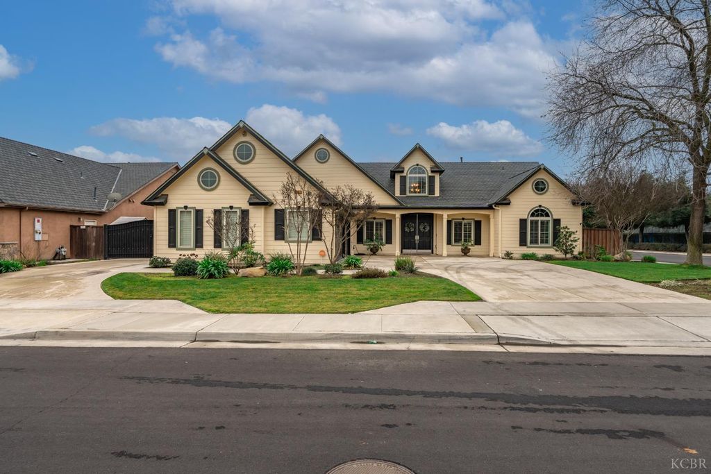 297 W Harold Griswold Way, Hanford, CA 93230