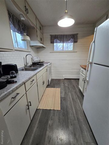 6465 Monrovia Drive, Waterford, MI 48329