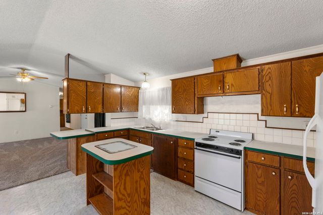 182 AUSTIN LN, Lakehills, TX 78063