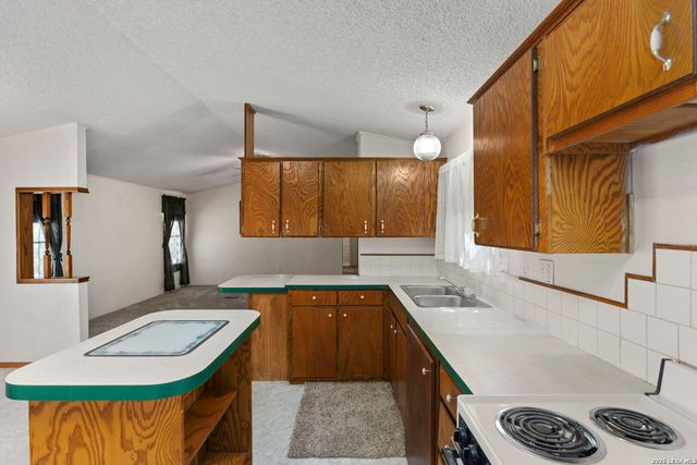 182 AUSTIN LN, Lakehills, TX 78063