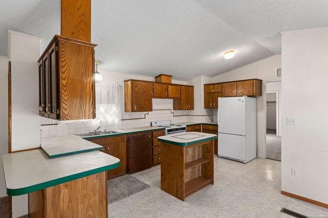182 AUSTIN LN, Lakehills, TX 78063