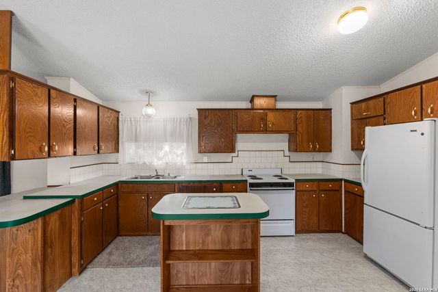 182 AUSTIN LN, Lakehills, TX 78063