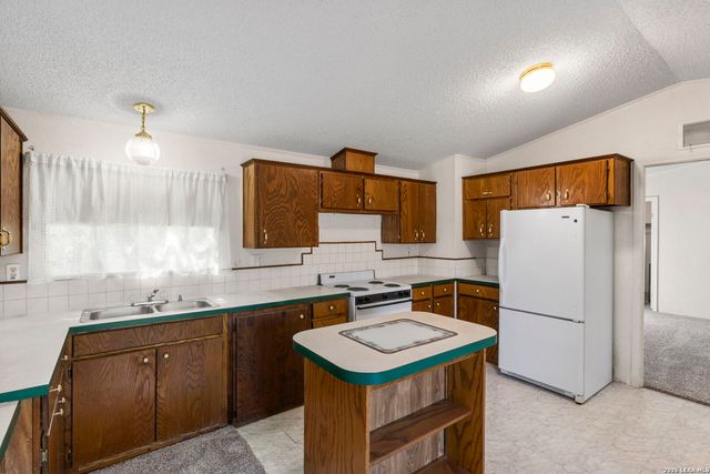 182 AUSTIN LN, Lakehills, TX 78063