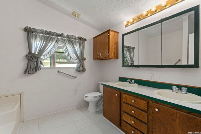182 AUSTIN LN, Lakehills, TX 78063