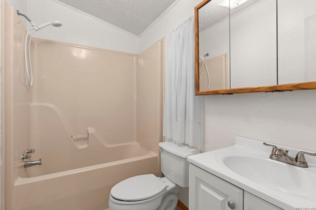 182 AUSTIN LN, Lakehills, TX 78063