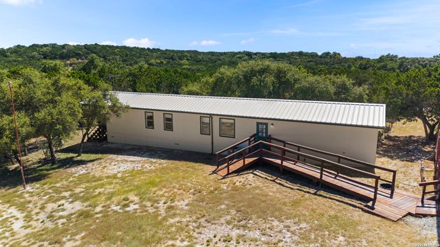 182 AUSTIN LN, Lakehills, TX 78063