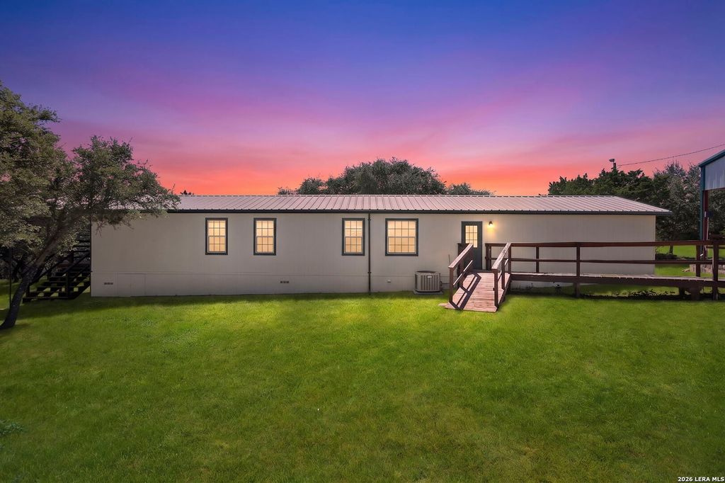 182 AUSTIN LN, Lakehills, TX 78063