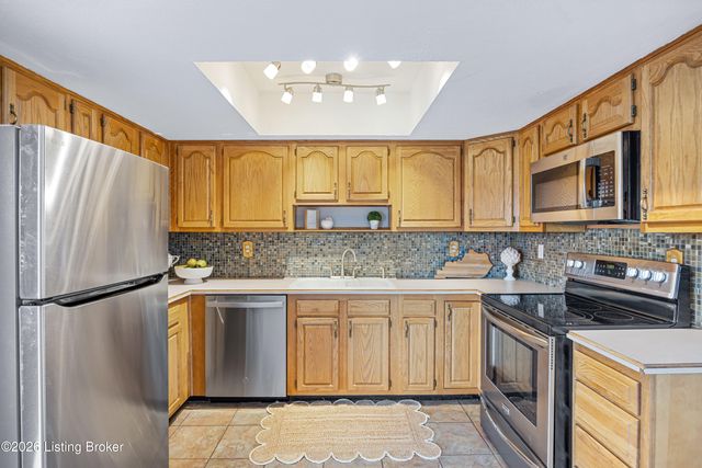 6908 Ledgerock Rd, Louisville, KY 40219