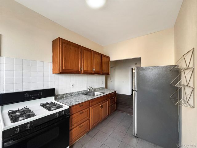 69-13 Central Avenue 2L, Glendale, NY 11385