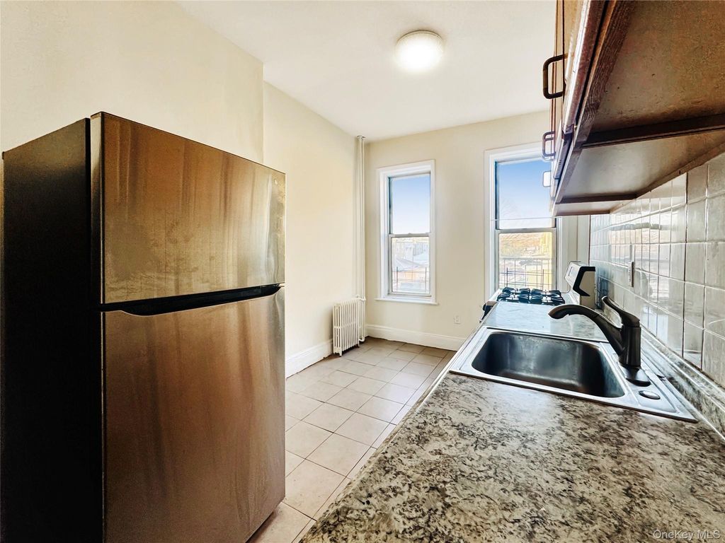 69-13 Central Avenue 2L, Glendale, NY 11385