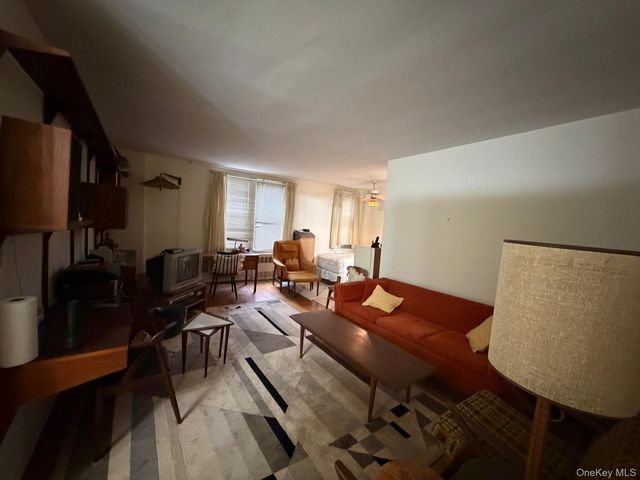 78-40 164th St 2M, Fresh Meadows, NY 11366