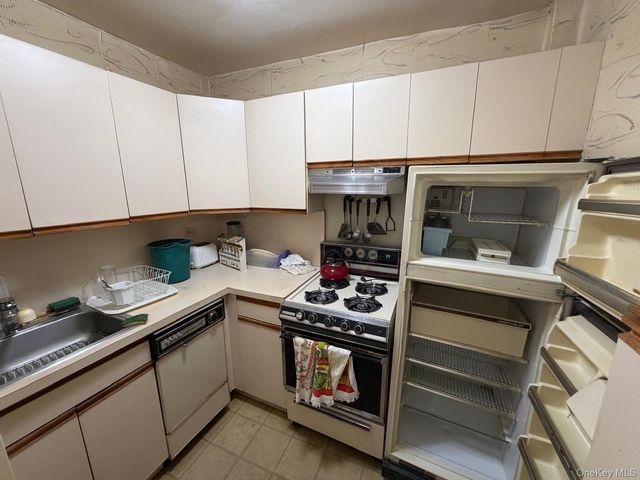 78-40 164th St 2M, Fresh Meadows, NY 11366