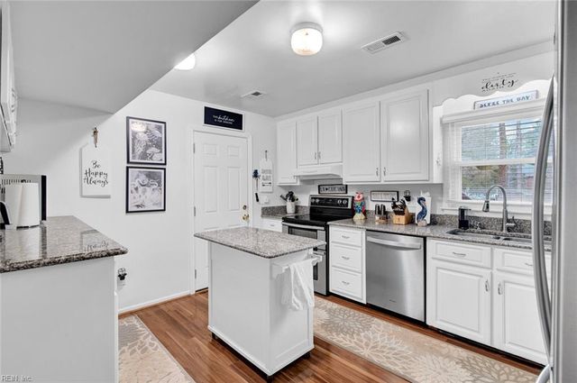 9 Colonial Acres DR, Hampton, VA 23664