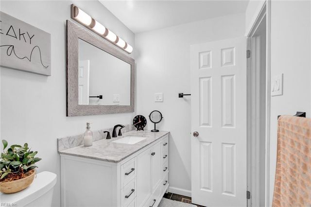 9 Colonial Acres DR, Hampton, VA 23664