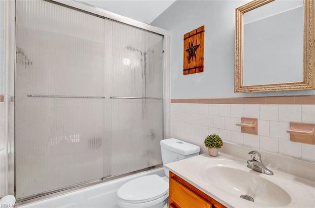 9 Colonial Acres DR, Hampton, VA 23664