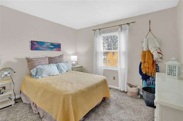 9 Colonial Acres DR, Hampton, VA 23664