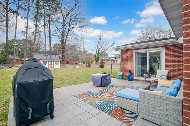 9 Colonial Acres DR, Hampton, VA 23664