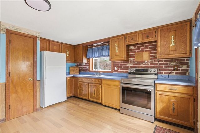 8 Cary Rd, Plymouth, MA 02360
