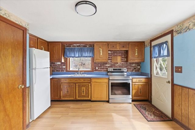 8 Cary Rd, Plymouth, MA 02360