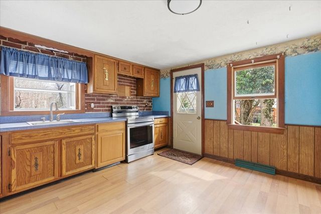 8 Cary Rd, Plymouth, MA 02360