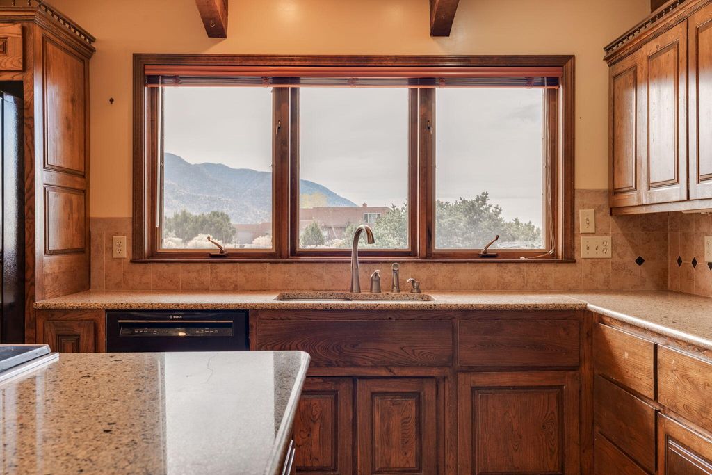 Image 12 of property listing at 1415 San Rafael Avenue NE, Albuquerque, NM 87122