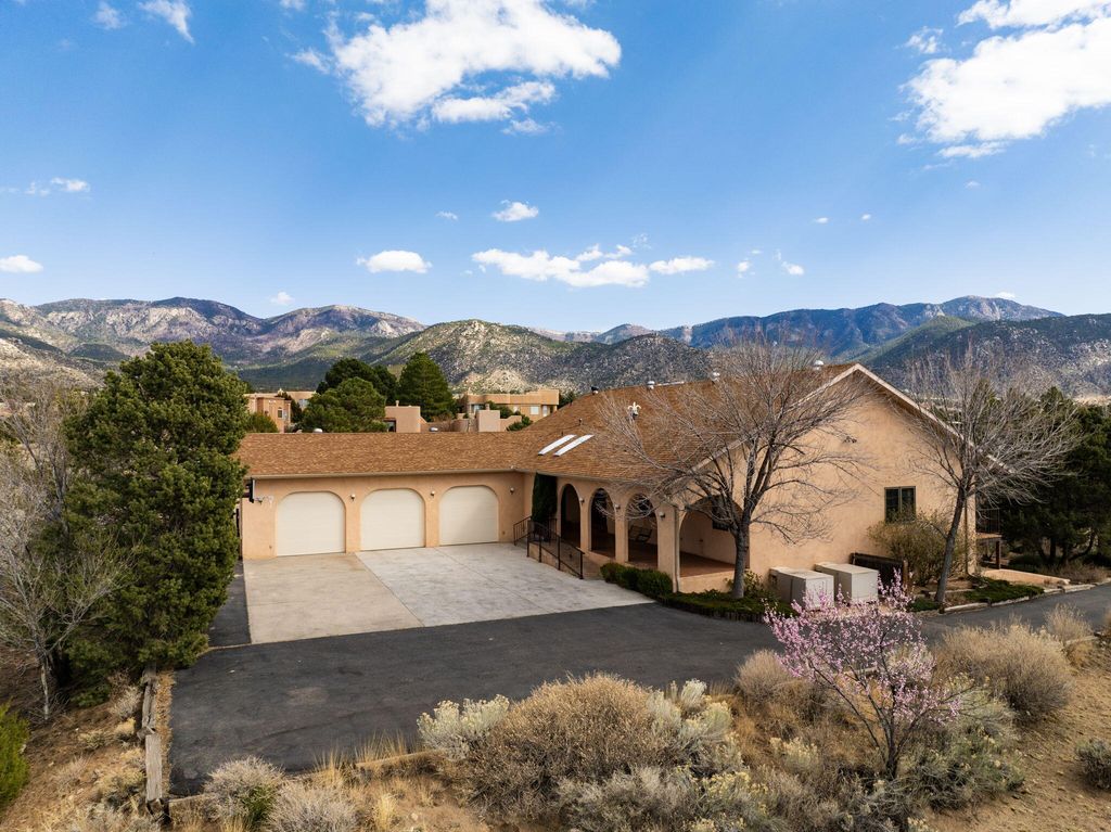 Image 2 of property listing at 1415 San Rafael Avenue NE, Albuquerque, NM 87122