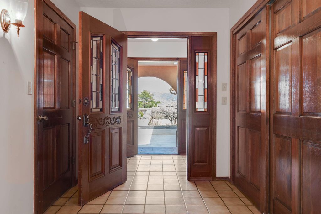 Image 5 of property listing at 1415 San Rafael Avenue NE, Albuquerque, NM 87122