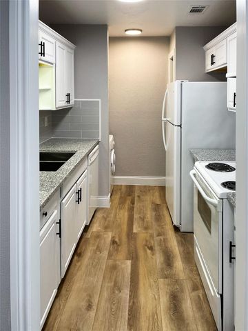 9707 Richmond Avenue 28, Houston, TX 77042