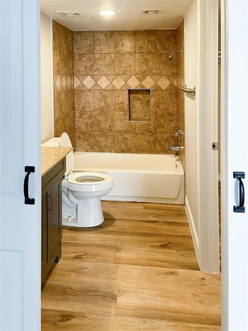 9707 Richmond Avenue 28, Houston, TX 77042