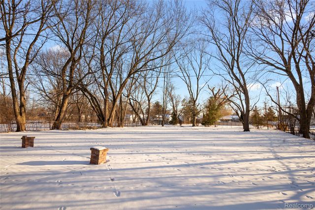 20000 Homeland Street, Roseville, MI 48066