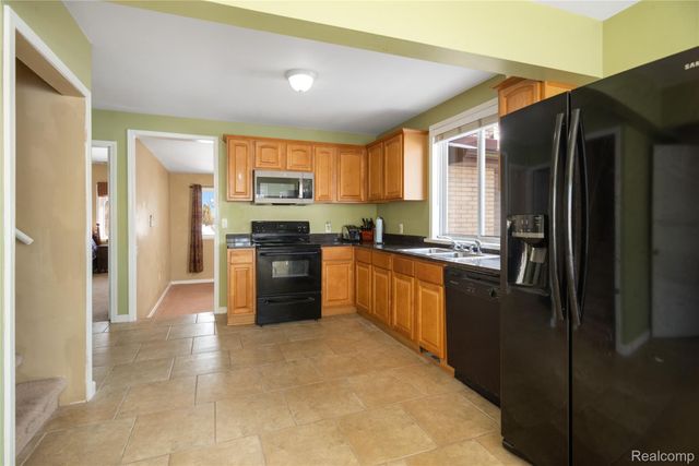 20000 Homeland Street, Roseville, MI 48066