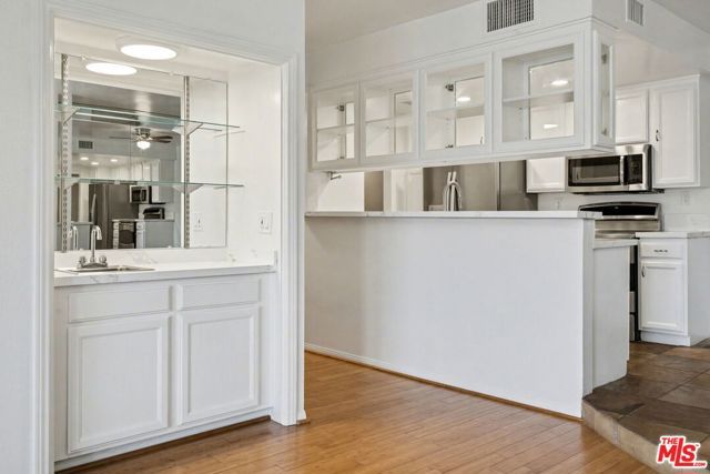 521 MONTANA Avenue 301, Santa Monica, CA 90403