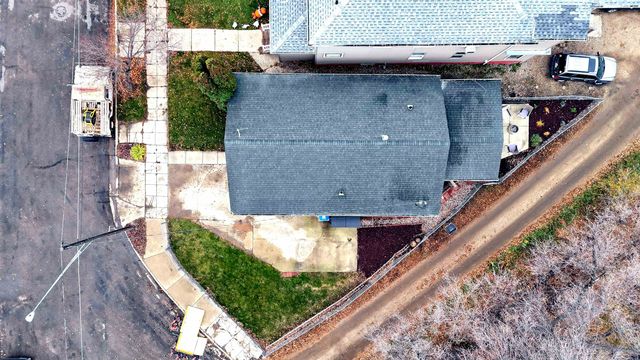 16 6th St SE, Minot, ND 58701