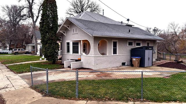 16 6th St SE, Minot, ND 58701