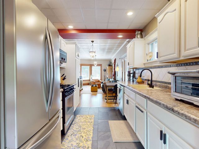 16 6th St SE, Minot, ND 58701