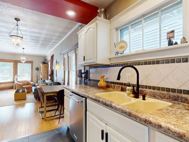 16 6th St SE, Minot, ND 58701