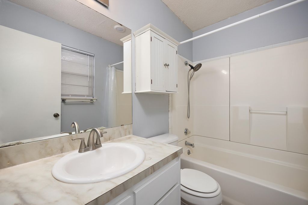 Image 13 of property listing at 144 Stoneham Street, San Angelo, TX 76905