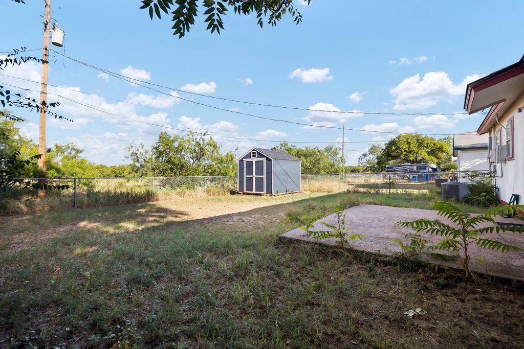 Image 18 of property listing at 144 Stoneham Street, San Angelo, TX 76905