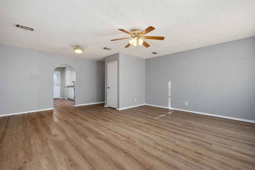 Image 3 of property listing at 144 Stoneham Street, San Angelo, TX 76905