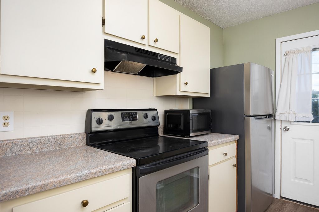 Image 6 of property listing at 144 Stoneham Street, San Angelo, TX 76905