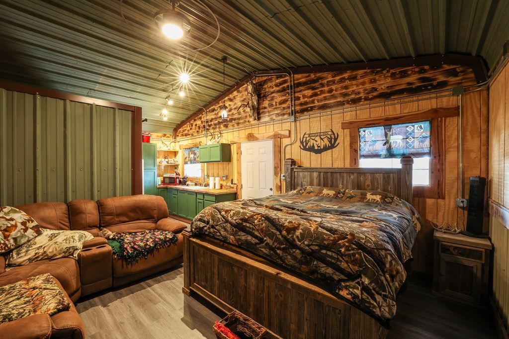 Image 5 of property listing at 495 Frontier Trail, Ozona, TX 76943