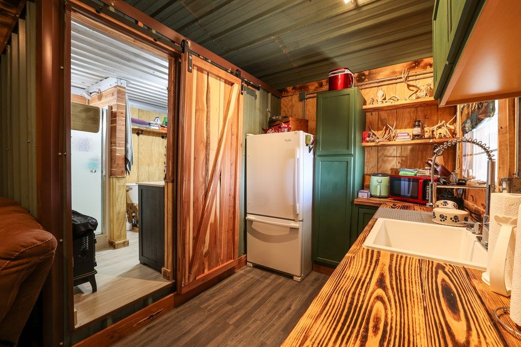 Image 7 of property listing at 495 Frontier Trail, Ozona, TX 76943