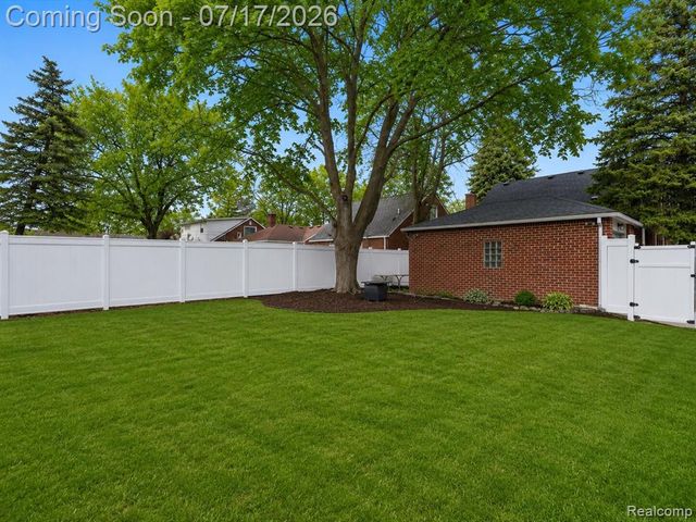 2090 Bradford Road, Birmingham, MI 48009