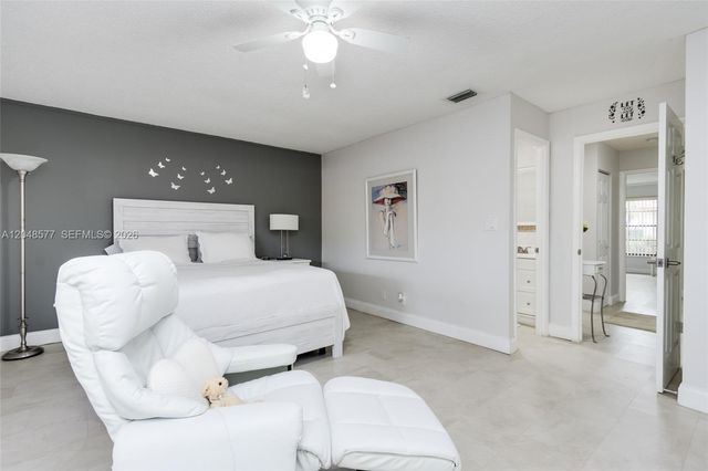 7032 SW 23rd St 16, Davie, FL 33317