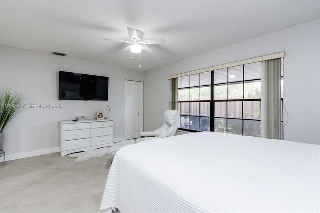 7032 SW 23rd St 16, Davie, FL 33317