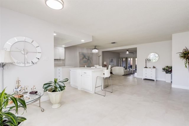 7032 SW 23rd St 16, Davie, FL 33317