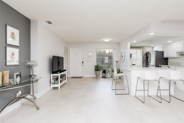 7032 SW 23rd St 16, Davie, FL 33317